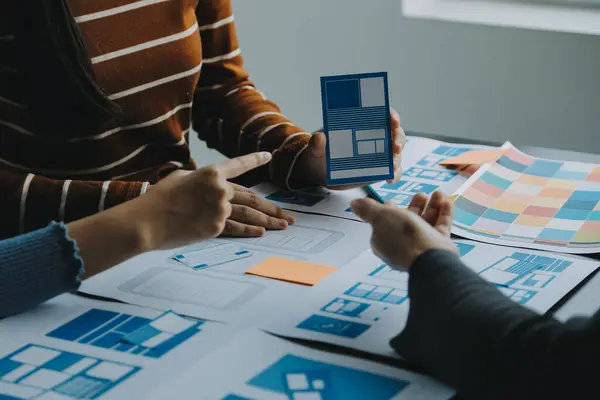 Mobil uygulama arayüzü kablo dizaynı hakkında modern ofisteki müşteri breif ve renk kodu ile fikir alışverişinde bulunan uu geliştirici ve ui tasarımcısını kapat. Yaratıcı dijital geliştirme ajansı