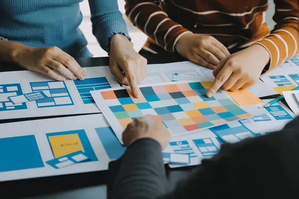 Mobil uygulama arayüzü kablo dizaynı hakkında modern ofisteki müşteri breif ve renk kodu ile fikir alışverişinde bulunan uu geliştirici ve ui tasarımcısını kapat. Yaratıcı dijital geliştirme ajansı