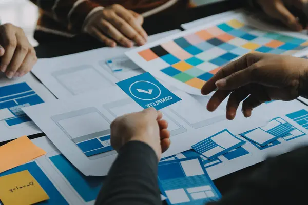 Mobil uygulama arayüzü kablo dizaynı hakkında modern ofisteki müşteri breif ve renk kodu ile fikir alışverişinde bulunan uu geliştirici ve ui tasarımcısını kapat. Yaratıcı dijital geliştirme ajansı