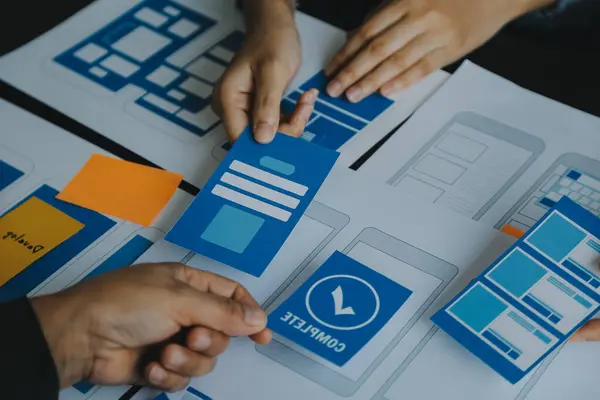 Mobil uygulama arayüzü kablo dizaynı hakkında modern ofisteki müşteri breif ve renk kodu ile fikir alışverişinde bulunan uu geliştirici ve ui tasarımcısını kapat. Yaratıcı dijital geliştirme ajansı