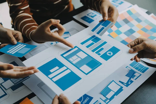 Mobil uygulama arayüzü kablo dizaynı hakkında modern ofisteki müşteri breif ve renk kodu ile fikir alışverişinde bulunan uu geliştirici ve ui tasarımcısını kapat. Yaratıcı dijital geliştirme ajansı