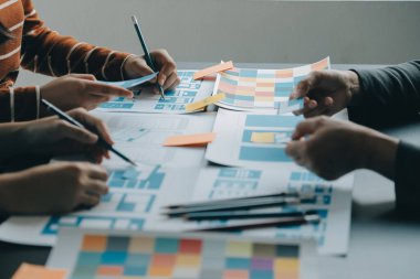 ux Grafik Tasarımcı Yaratıcı Tasarım Planlama Uygulama Süreç Geliştirme Web Cep telefonu için prototip kablo geliştirme. Kullanıcı deneyimi kavramı.