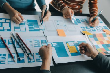 ux Grafik Tasarımcı Yaratıcı Tasarım Planlama Uygulama Süreç Geliştirme Web Cep telefonu için prototip kablo geliştirme. Kullanıcı deneyimi kavramı.