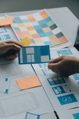 ux Grafik Tasarımcı Yaratıcı Tasarım Planlama Uygulama Süreç Geliştirme Web Cep telefonu için prototip kablo geliştirme. Kullanıcı deneyimi kavramı.