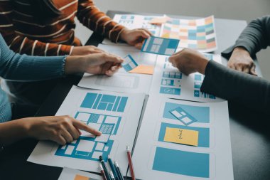 ux Grafik Tasarımcı Yaratıcı Tasarım Planlama Uygulama Süreç Geliştirme Web Cep telefonu için prototip kablo geliştirme. Kullanıcı deneyimi kavramı.