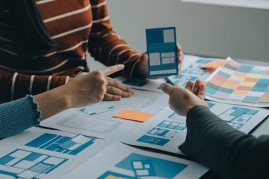 ux Grafik Tasarımcı Yaratıcı Tasarım Planlama Uygulama Süreç Geliştirme Web Cep telefonu için prototip kablo geliştirme. Kullanıcı deneyimi kavramı.