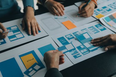 ux Grafik Tasarımcı Yaratıcı Tasarım Planlama Uygulama Süreç Geliştirme Web Cep telefonu için prototip kablo geliştirme. Kullanıcı deneyimi kavramı.