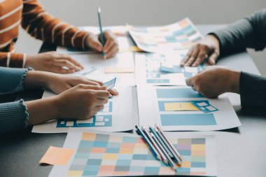 ux Grafik Tasarımcı Yaratıcı Tasarım Planlama Uygulama Süreç Geliştirme Web Cep telefonu için prototip kablo geliştirme. Kullanıcı deneyimi kavramı.