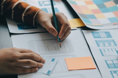 ux Grafik Tasarımcı Yaratıcı Tasarım Planlama Uygulama Süreç Geliştirme Web Cep telefonu için prototip kablo geliştirme. Kullanıcı deneyimi kavramı.