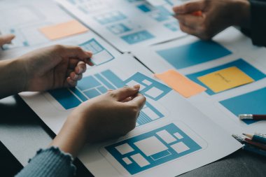 ux Grafik Tasarımcı Yaratıcı Tasarım Planlama Uygulama Süreç Geliştirme Web Cep telefonu için prototip kablo geliştirme. Kullanıcı deneyimi kavramı.