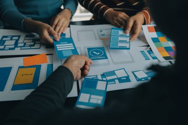 ux Grafik Tasarımcı Yaratıcı Tasarım Planlama Uygulama Süreç Geliştirme Web Cep telefonu için prototip kablo geliştirme. Kullanıcı deneyimi kavramı.