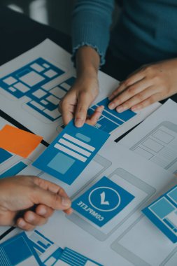 ux Grafik Tasarımcı Yaratıcı Tasarım Planlama Uygulama Süreç Geliştirme Web Cep telefonu için prototip kablo geliştirme. Kullanıcı deneyimi kavramı.