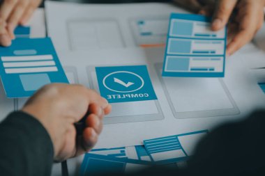 ux Grafik Tasarımcı Yaratıcı Tasarım Planlama Uygulama Süreç Geliştirme Web Cep telefonu için prototip kablo geliştirme. Kullanıcı deneyimi kavramı.