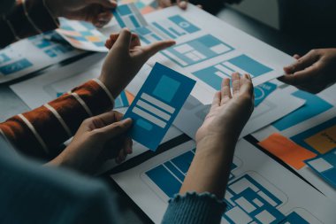 ux Grafik Tasarımcı Yaratıcı Tasarım Planlama Uygulama Süreç Geliştirme Web Cep telefonu için prototip kablo geliştirme. Kullanıcı deneyimi kavramı.