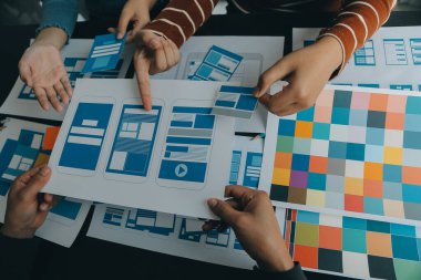 ux Grafik Tasarımcı Yaratıcı Tasarım Planlama Uygulama Süreç Geliştirme Web Cep telefonu için prototip kablo geliştirme. Kullanıcı deneyimi kavramı.