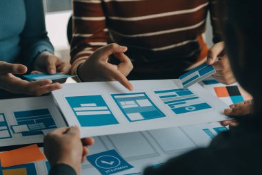 ux Grafik Tasarımcı Yaratıcı Tasarım Planlama Uygulama Süreç Geliştirme Web Cep telefonu için prototip kablo geliştirme. Kullanıcı deneyimi kavramı.