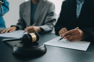 İşletme ve avukatlar ofiste yüksek rütbeli avukatlarla sözleşme belgelerini tartışıyorlar. Hukuk, hukuk hizmetleri, danışmanlık, adalet ve hukuk konsepti film tahıl etkisi ile resim