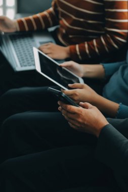Kadın elinin ödeme için kredi kartı ve laptop, online alışveriş, çevrimiçi alışveriş, ödemeler dijital bankacılık, e-ticaret konsepti kullanarak kapatılması.