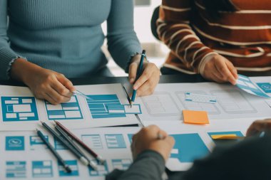 ux Grafik Tasarımcı Yaratıcı Tasarım Planlama Uygulama Süreç Geliştirme Web Cep telefonu için prototip kablo geliştirme. Kullanıcı deneyimi kavramı.