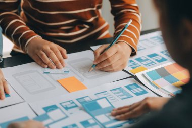 ux Grafik Tasarımcı Yaratıcı Tasarım Planlama Uygulama Süreç Geliştirme Web Cep telefonu için prototip kablo geliştirme. Kullanıcı deneyimi kavramı.