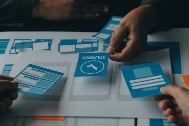 ux Grafik Tasarımcı Yaratıcı Tasarım Planlama Uygulama Süreç Geliştirme Web Cep telefonu için prototip kablo geliştirme. Kullanıcı deneyimi kavramı.
