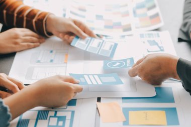 ux Grafik Tasarımcı Yaratıcı Tasarım Planlama Uygulama Süreç Geliştirme Web Cep telefonu için prototip kablo geliştirme. Kullanıcı deneyimi kavramı.