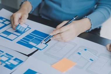 ux Grafik Tasarımcı Yaratıcı Tasarım Planlama Uygulama Süreç Geliştirme Web Cep telefonu için prototip kablo geliştirme. Kullanıcı deneyimi kavramı.