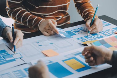 ux Grafik Tasarımcı Yaratıcı Tasarım Planlama Uygulama Süreç Geliştirme Web Cep telefonu için prototip kablo geliştirme. Kullanıcı deneyimi kavramı.