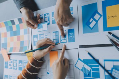 ux Grafik Tasarımcı Yaratıcı Tasarım Planlama Uygulama Süreç Geliştirme Web Cep telefonu için prototip kablo geliştirme. Kullanıcı deneyimi kavramı.