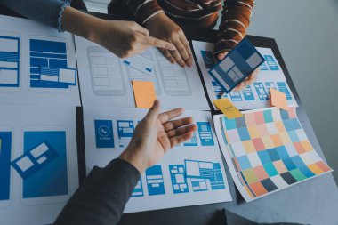 ux Grafik Tasarımcı Yaratıcı Tasarım Planlama Uygulama Süreç Geliştirme Web Cep telefonu için prototip kablo geliştirme. Kullanıcı deneyimi kavramı.