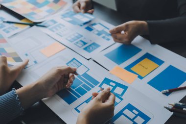 ux Grafik Tasarımcı Yaratıcı Tasarım Planlama Uygulama Süreç Geliştirme Web Cep telefonu için prototip kablo geliştirme. Kullanıcı deneyimi kavramı.