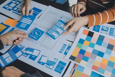 ux Grafik Tasarımcı Yaratıcı Tasarım Planlama Uygulama Süreç Geliştirme Web Cep telefonu için prototip kablo geliştirme. Kullanıcı deneyimi kavramı.