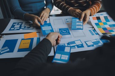 ux Grafik Tasarımcı Yaratıcı Tasarım Planlama Uygulama Süreç Geliştirme Web Cep telefonu için prototip kablo geliştirme. Kullanıcı deneyimi kavramı.