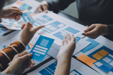 ux Grafik Tasarımcı Yaratıcı Tasarım Planlama Uygulama Süreç Geliştirme Web Cep telefonu için prototip kablo geliştirme. Kullanıcı deneyimi kavramı.