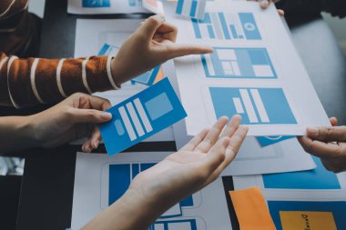 ux Grafik Tasarımcı Yaratıcı Tasarım Planlama Uygulama Süreç Geliştirme Web Cep telefonu için prototip kablo geliştirme. Kullanıcı deneyimi kavramı.