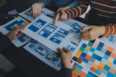 ux Grafik Tasarımcı Yaratıcı Tasarım Planlama Uygulama Süreç Geliştirme Web Cep telefonu için prototip kablo geliştirme. Kullanıcı deneyimi kavramı.