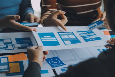 ux Grafik Tasarımcı Yaratıcı Tasarım Planlama Uygulama Süreç Geliştirme Web Cep telefonu için prototip kablo geliştirme. Kullanıcı deneyimi kavramı.