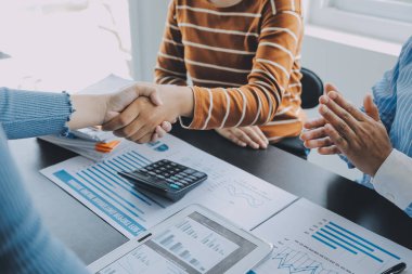 İş birliği ve başarılı ortaklık analizleri genç Asyalı iş adamlarının bir ofis çalışma alanında çalışmalarının sonucu.