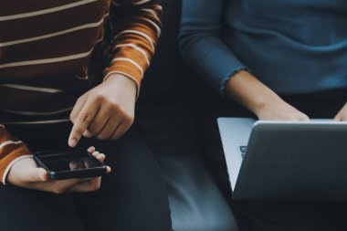 Bir ofis masası, vergi, rapor, muhasebe, istatistik ve analitik araştırma kavramında matematik finansmanı için hesap makinesi ve dizüstü bilgisayar kullanan Asyalı İş kadını