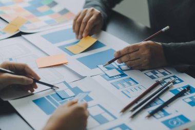 ux Grafik Tasarımcı Yaratıcı Tasarım Planlama Uygulama Süreç Geliştirme Web Cep telefonu için prototip kablo geliştirme. Kullanıcı deneyimi kavramı.