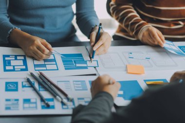 ux Grafik Tasarımcı Yaratıcı Tasarım Planlama Uygulama Süreç Geliştirme Web Cep telefonu için prototip kablo geliştirme. Kullanıcı deneyimi kavramı.