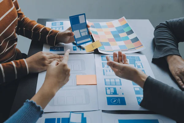 ux Grafik Tasarımcı Yaratıcı Tasarım Planlama Uygulama Süreç Geliştirme Web Cep telefonu için prototip kablo geliştirme. Kullanıcı deneyimi kavramı.