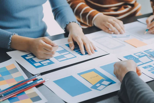 ux Grafik Tasarımcı Yaratıcı Tasarım Planlama Uygulama Süreç Geliştirme Web Cep telefonu için prototip kablo geliştirme. Kullanıcı deneyimi kavramı.
