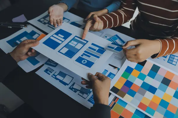 ux Grafik Tasarımcı Yaratıcı Tasarım Planlama Uygulama Süreç Geliştirme Web Cep telefonu için prototip kablo geliştirme. Kullanıcı deneyimi kavramı.