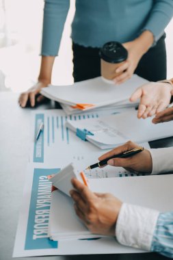 Finansal analistler, şirketlerin başarılı takım çalışmalarının sonuçlarını gösteren bir toplantıda bir dijital tablet planlama yatırım projesinin ticari mali raporlarını analiz ediyorlar..