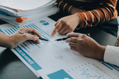 Finansal analistler, şirketlerin başarılı takım çalışmalarının sonuçlarını gösteren bir toplantıda bir dijital tablet planlama yatırım projesinin ticari mali raporlarını analiz ediyorlar..