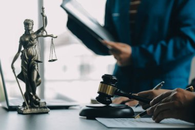 İşletme ve avukatlar ofiste yüksek rütbeli avukatlarla sözleşme belgelerini tartışıyorlar. Hukuk, hukuk hizmetleri, danışmanlık, adalet ve hukuk konsepti film tahıl etkisi ile resim