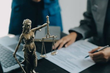 İşletme ve avukatlar ofiste yüksek rütbeli avukatlarla sözleşme belgelerini tartışıyorlar. Hukuk, hukuk hizmetleri, danışmanlık, adalet ve hukuk konsepti film tahıl etkisi ile resim