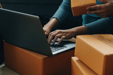 İş kadını küçük işletme girişimcisi KOBİ 'nin başarısını başlatır. Çevrimiçi Paket dağıtımı için evde çalışan serbest çalışan kadın. KOBİ ve ambalaj teslimat kavramı