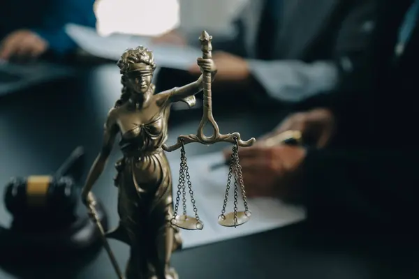 İşletme ve avukatlar ofiste yüksek rütbeli avukatlarla sözleşme belgelerini tartışıyorlar. Hukuk, hukuk hizmetleri, danışmanlık, adalet ve hukuk konsepti film tahıl etkisi ile resim